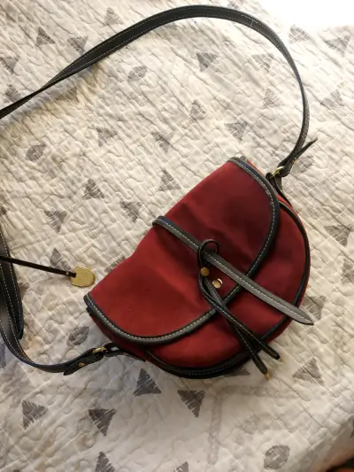Cartera de gamuza con correa ajustable - miniatura 1