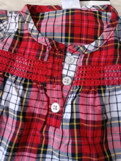 Vestido infantil a cuadros rojo y blanco - miniatura 3