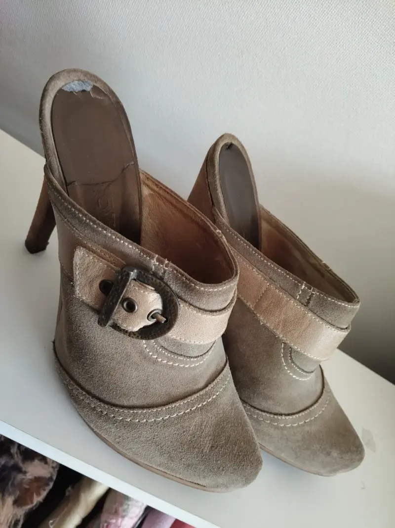 Botines de tacón alto color beige con hebilla - 1