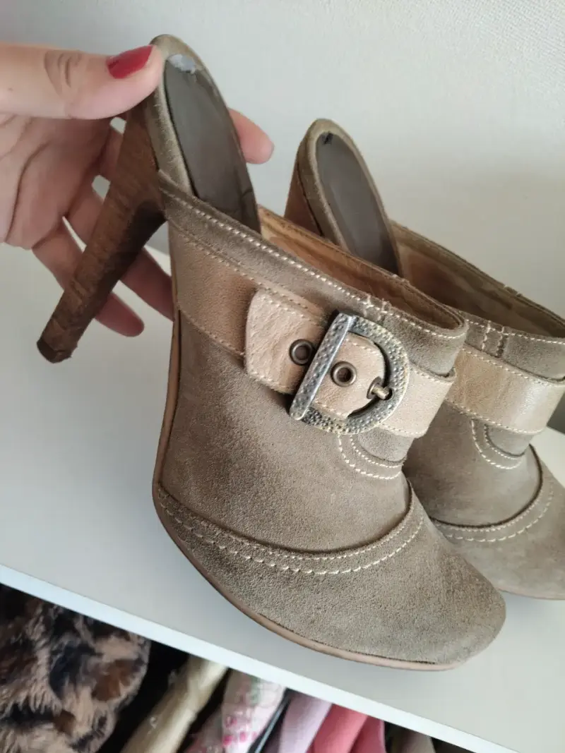 Botines de tacón alto color beige con hebilla - 2