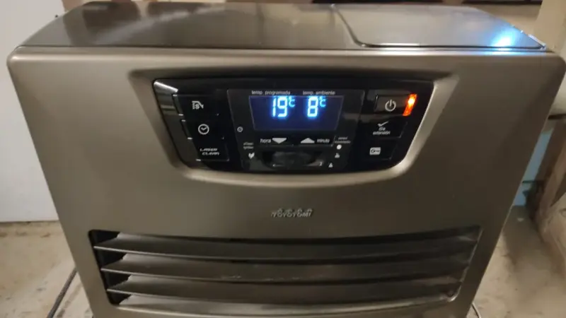 Calefactor a parafina Toyotomi con control digital - 1