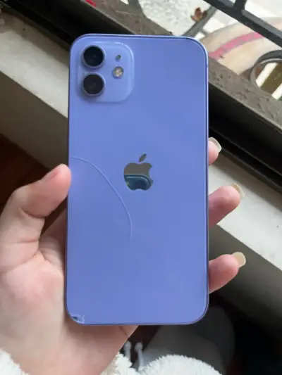 iPhone 12 morado con detalle en la parte trasera - miniatura 1