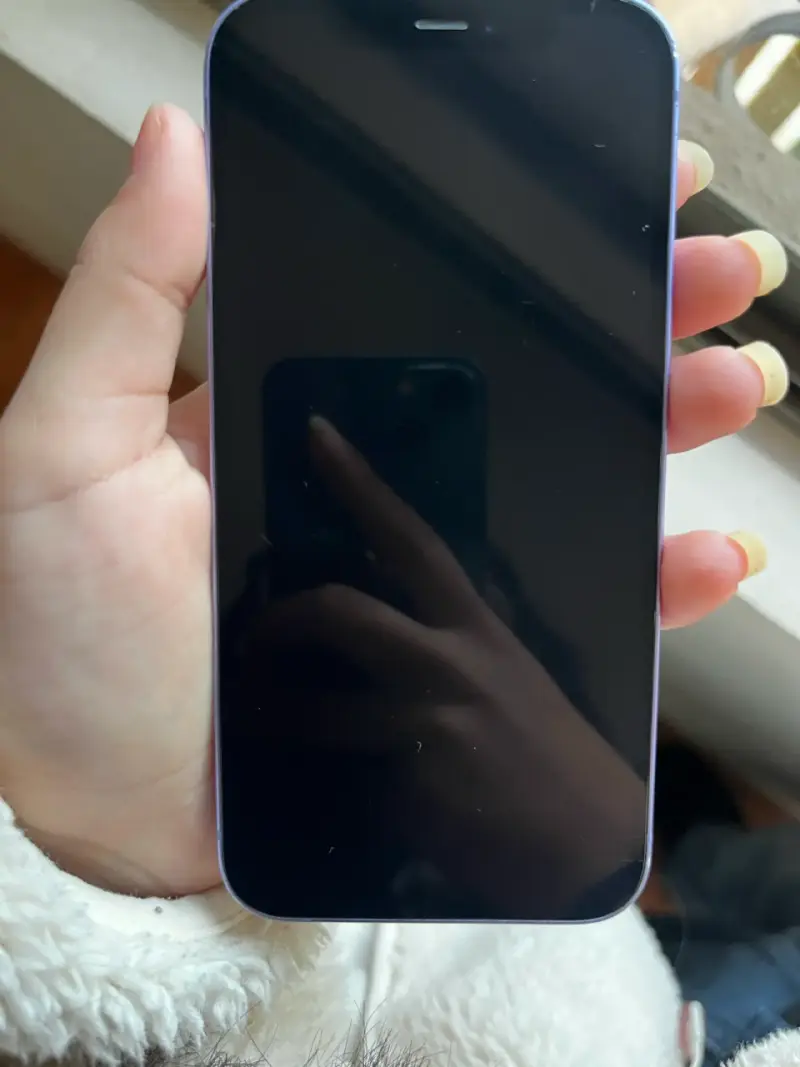 iPhone 12 morado con detalle en la parte trasera - 2