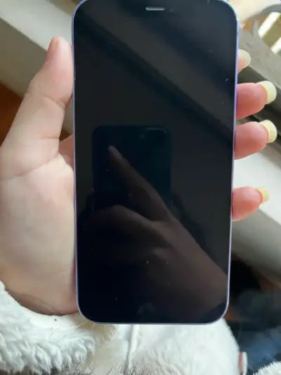 iPhone 12 morado con detalle en la parte trasera - miniatura 2