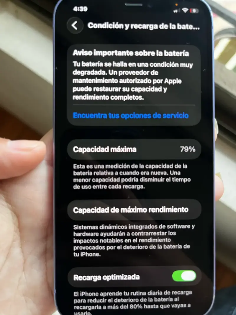 iPhone 12 morado con detalle en la parte trasera - 4