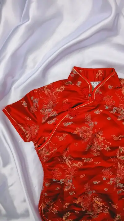 Blusa Quipao roja con bordados dorados - miniatura 2