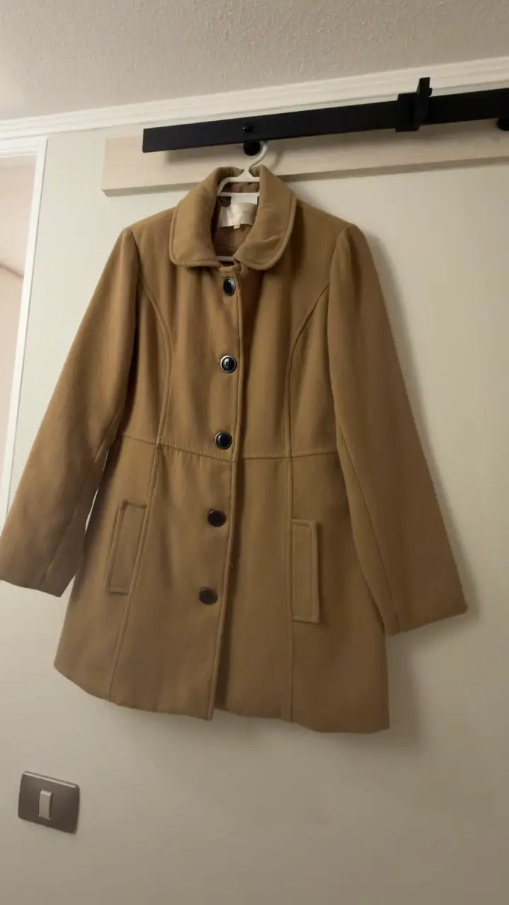 Abrigo de lana camel con botones grandes - 2