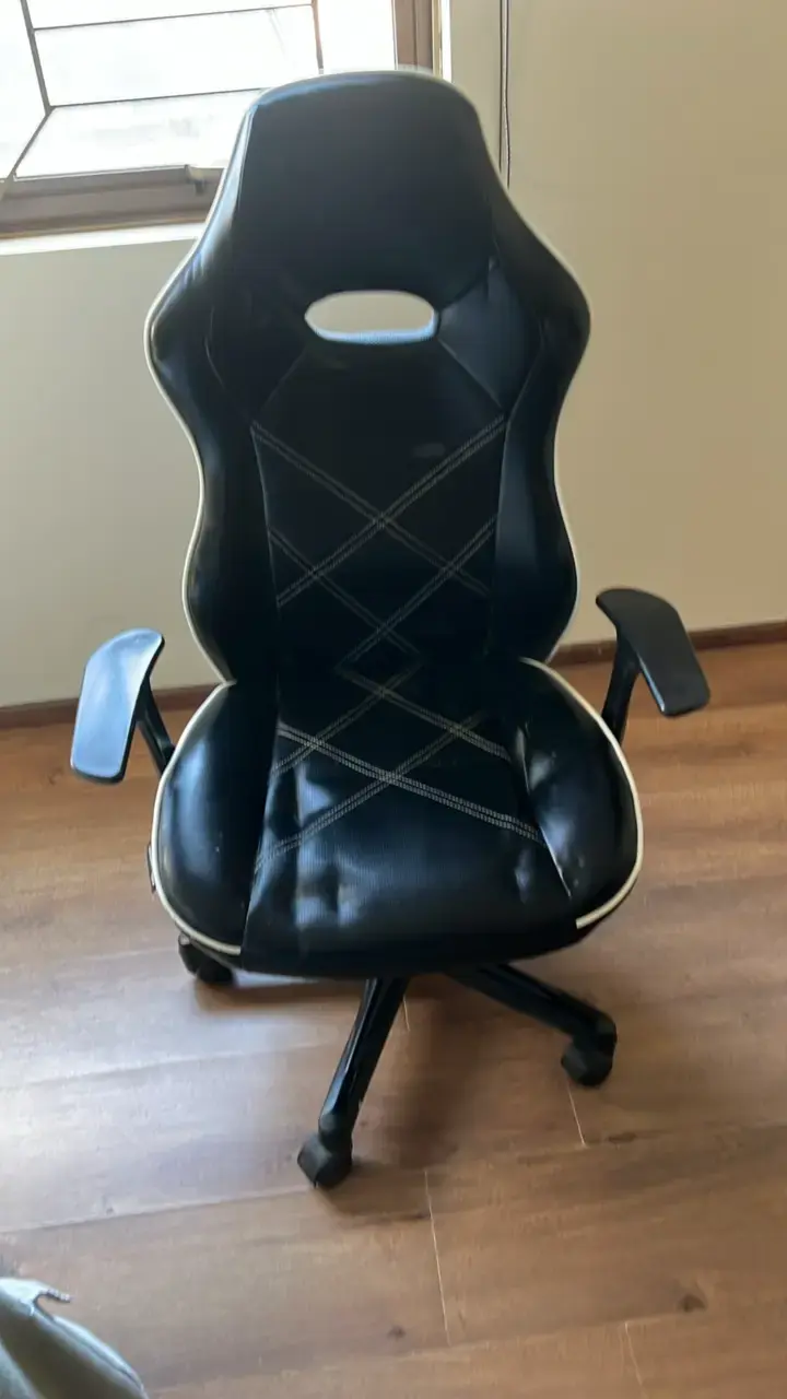 Silla gamer ergonómica negra con apoyabrazos - 1