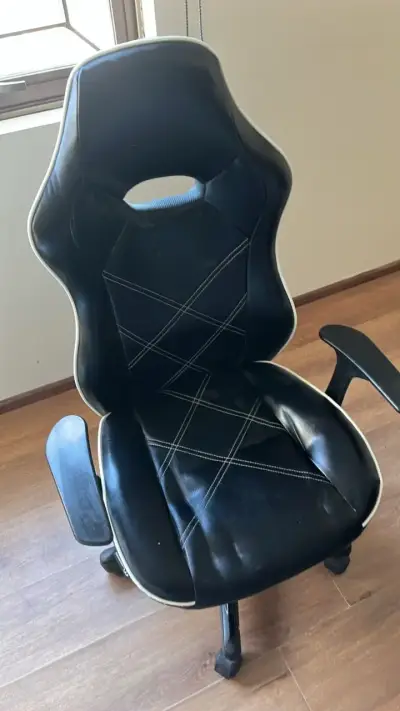 Silla gamer ergonómica negra con apoyabrazos - miniatura 2