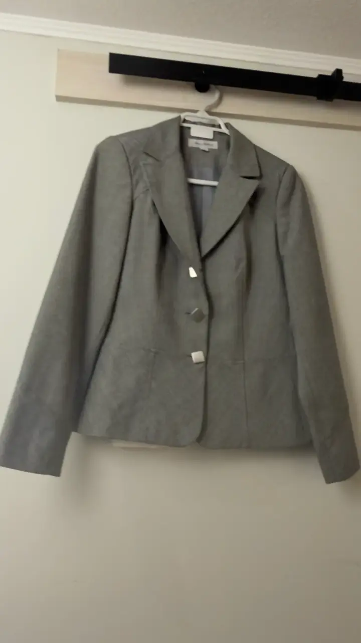 Blazer y pantalon gris elegante para mujer - 1