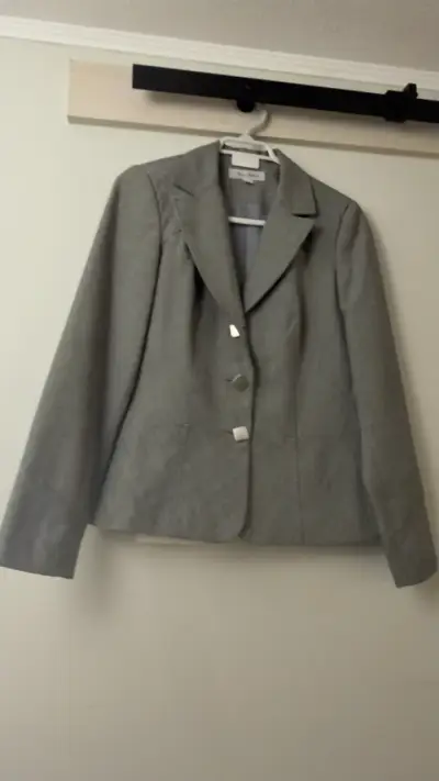 Blazer  y pantalon  gris elegante para mujer - miniatura 1