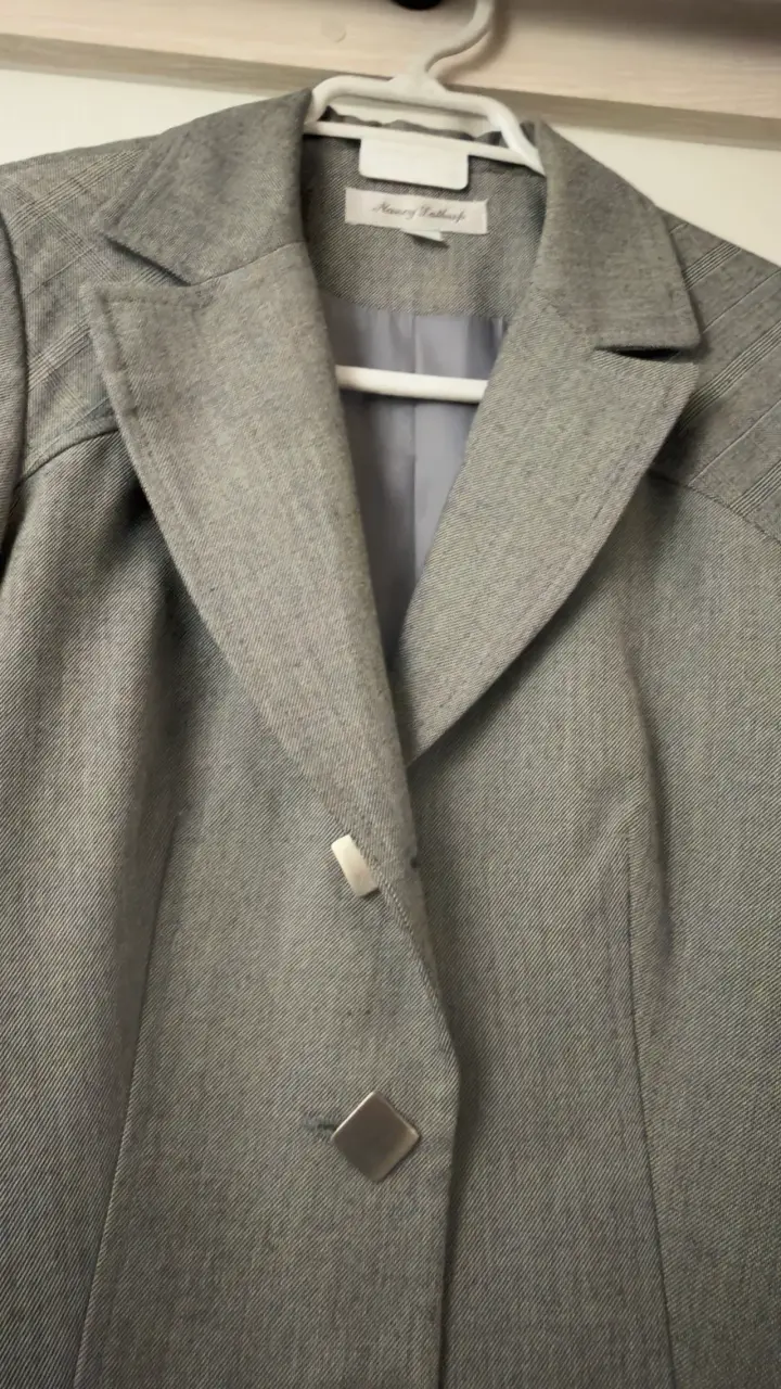 Blazer y pantalon gris elegante para mujer - 2