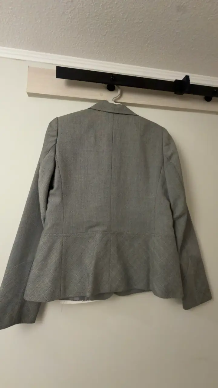 Blazer y pantalon gris elegante para mujer - 3