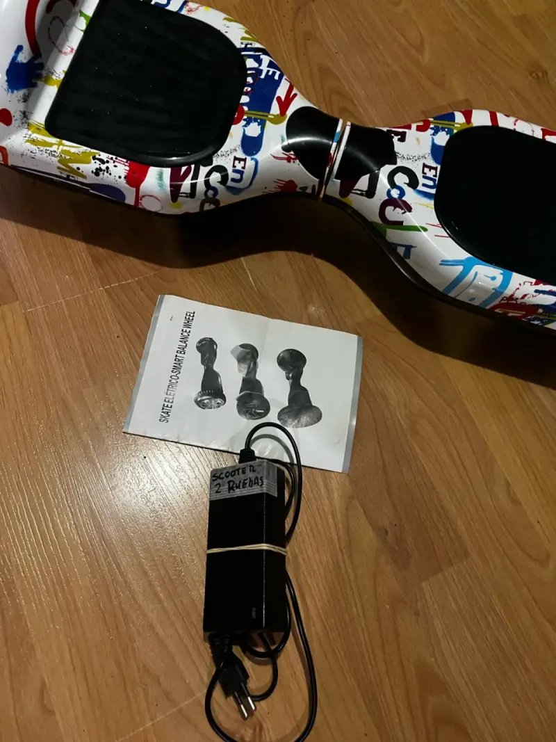 Hoverboard eléctrico con diseño colorido - 3