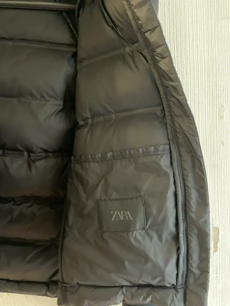 Chaqueta negra con capucha acolchada - 4