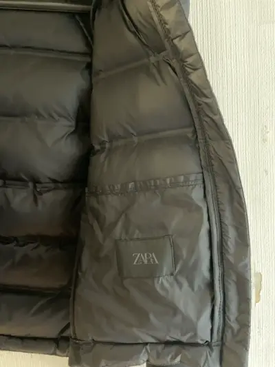 Chaqueta negra con capucha acolchada - miniatura 4
