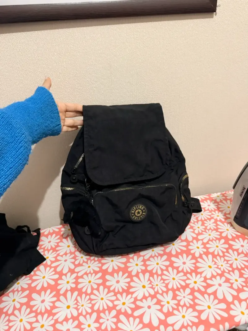 Mochila negra Kipling con múltiples bolsillos - 1