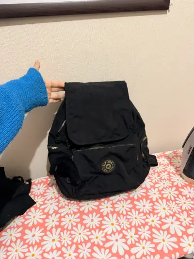 Mochila negra Kipling con múltiples bolsillos - miniatura 1