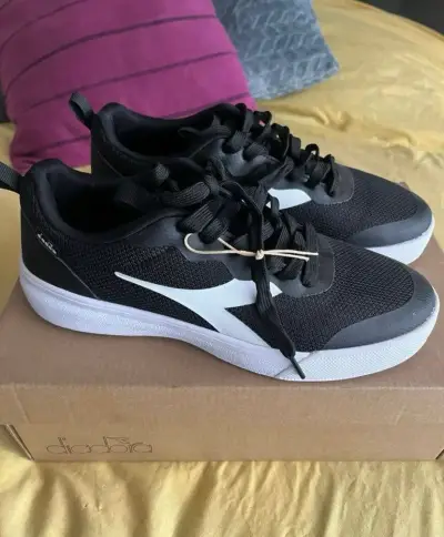 Zapatillas deportivas Diadora negras y blancas - miniatura 1