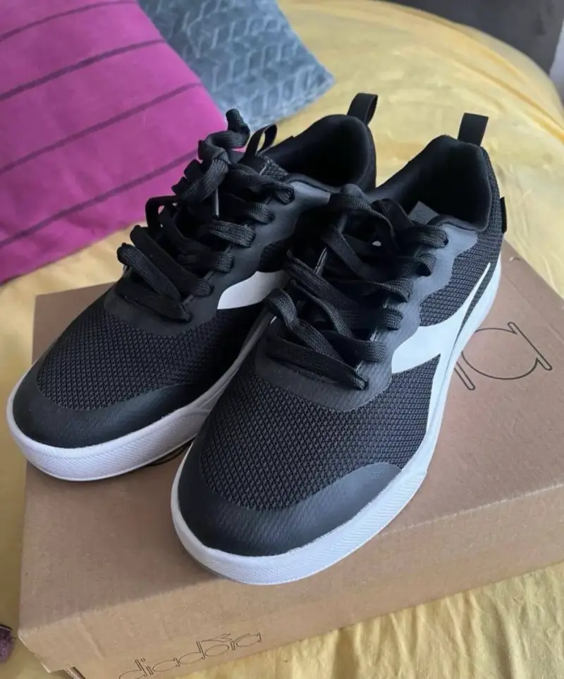 Zapatillas deportivas Diadora negras y blancas - 2