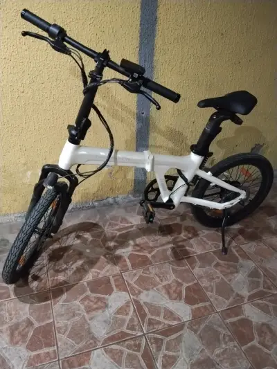 Bicicleta eléctrica plegable blanca - miniatura 1