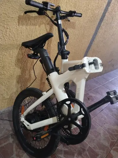 Bicicleta eléctrica plegable blanca - miniatura 2