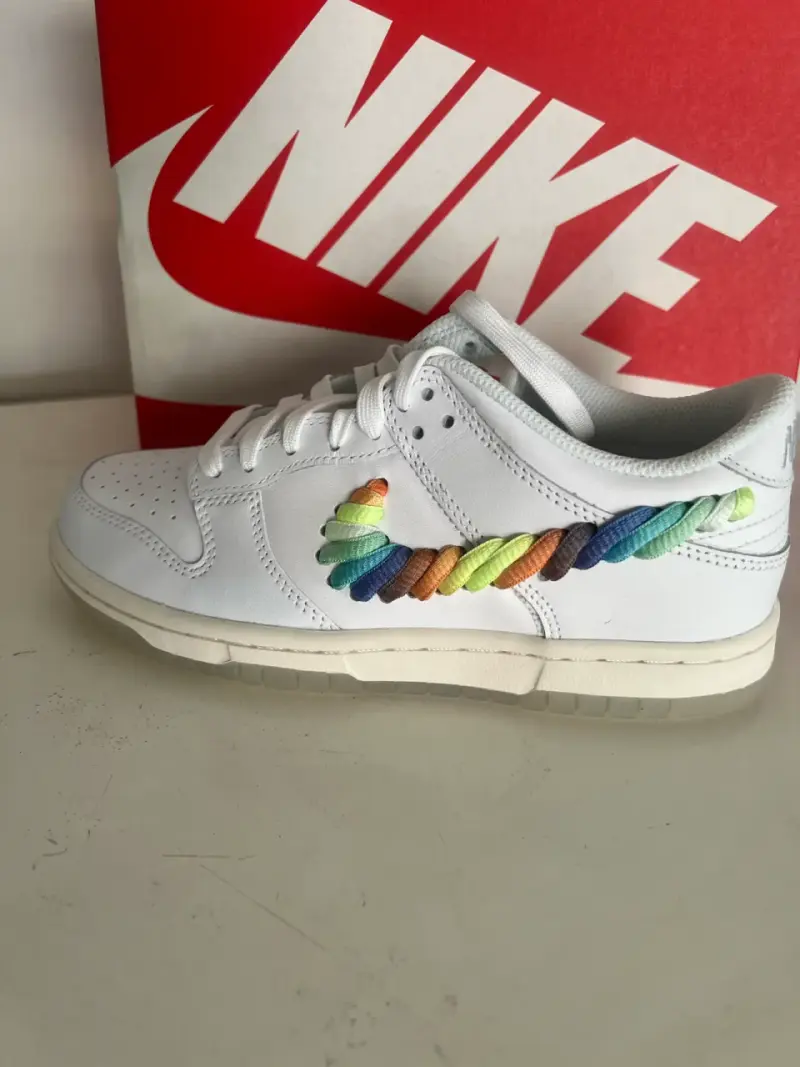 Zapatillas Nike blancas con diseño arcoíris - 1