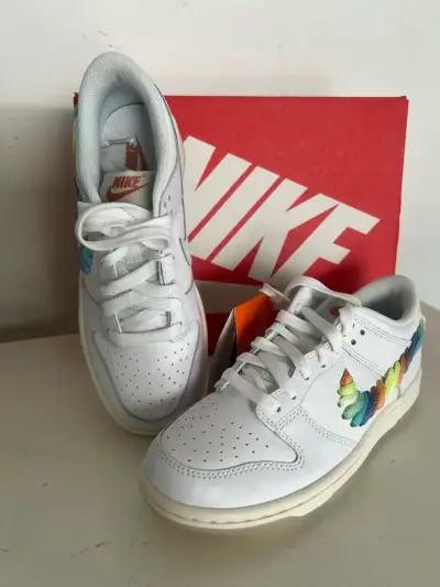 Zapatillas Nike blancas con diseño arcoíris - miniatura 2