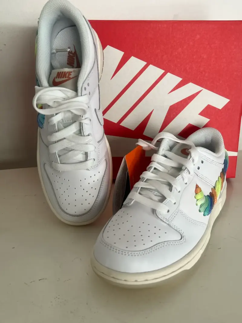 Zapatillas Nike blancas con diseño arcoíris - 3