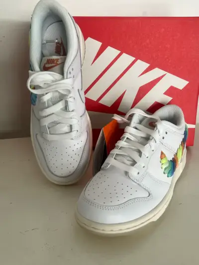Zapatillas Nike blancas con diseño arcoíris - miniatura 3