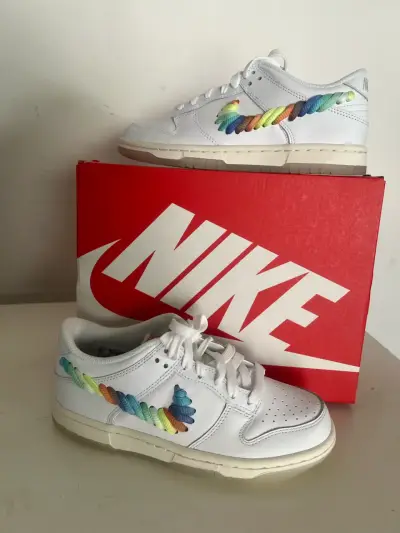 Zapatillas Nike blancas con diseño arcoíris - miniatura 4