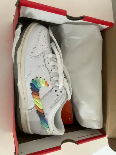 Zapatillas Nike blancas con diseño arcoíris - miniatura 5