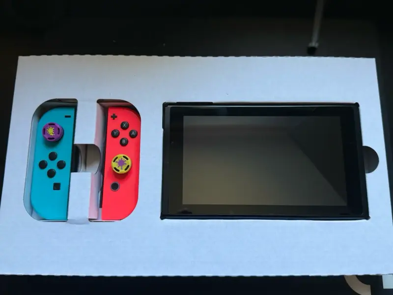 Consola Nintendo Switch con Joy-Con azul y rojo - 1