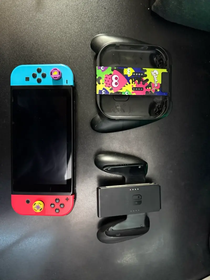 Consola Nintendo Switch con Joy-Con azul y rojo - 5
