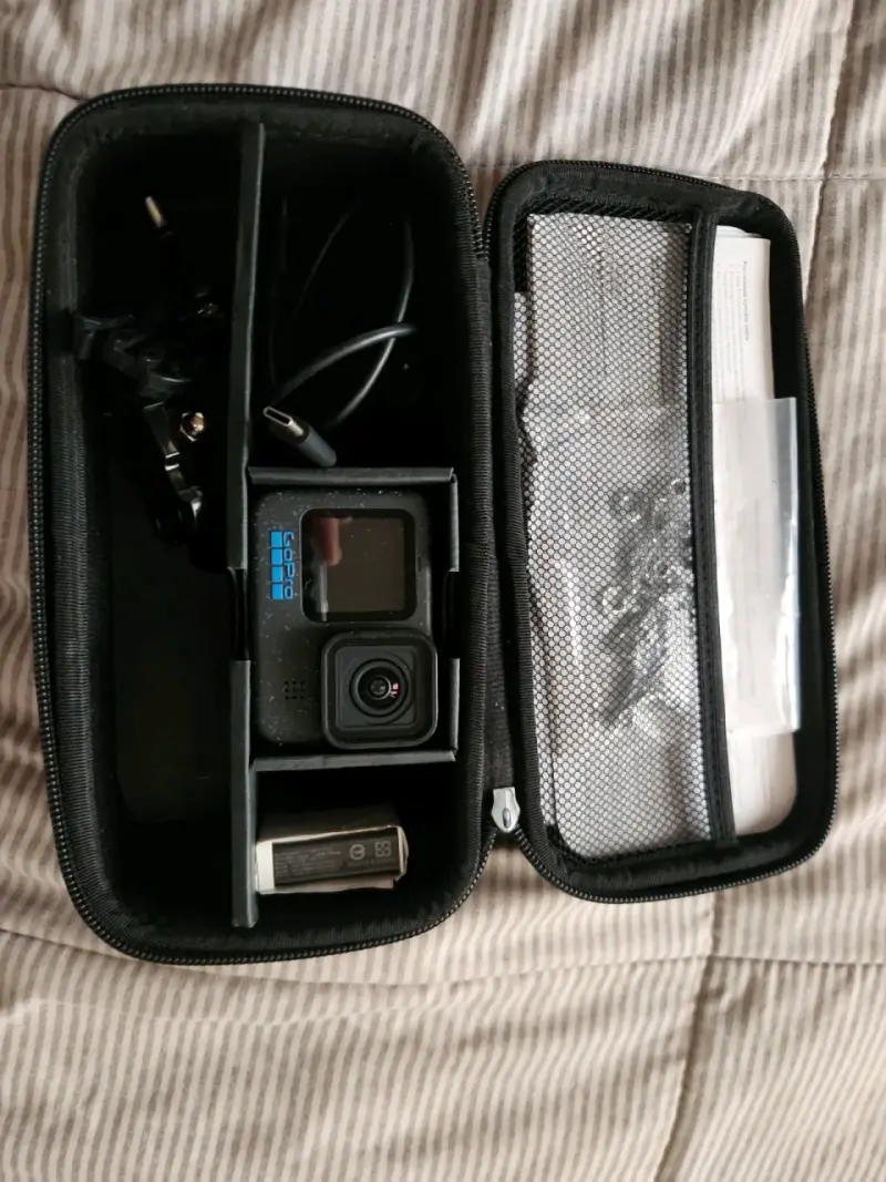 Cámara GoPro 12 black con accesorios y estuche
