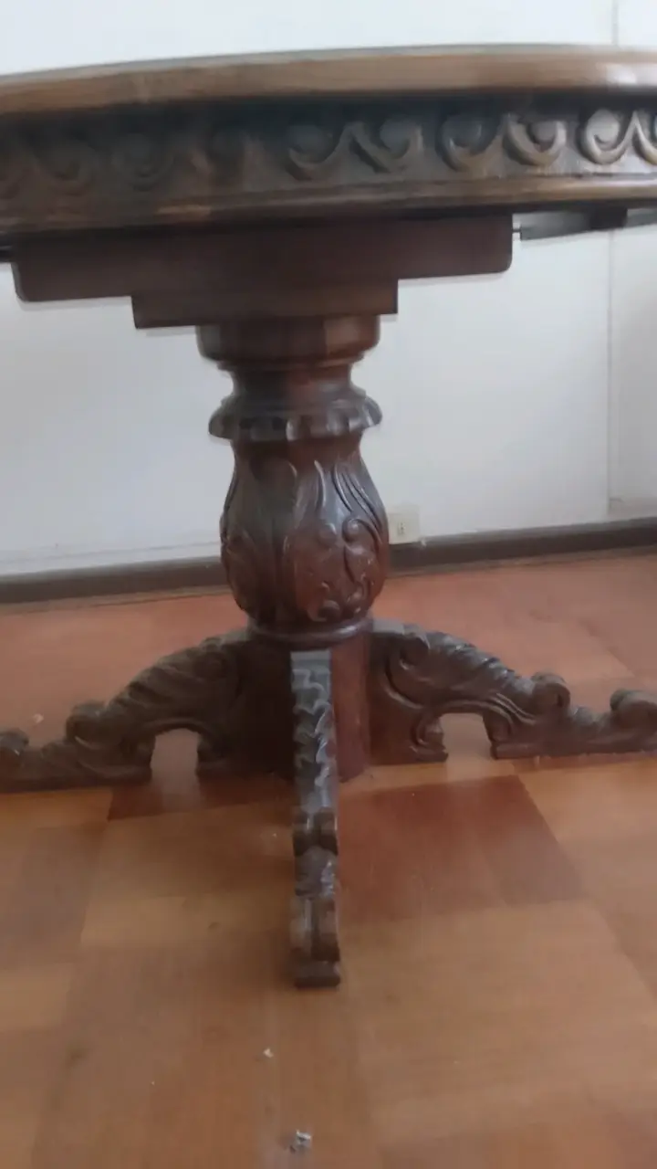 Mesa de comedor de madera tallada - 1