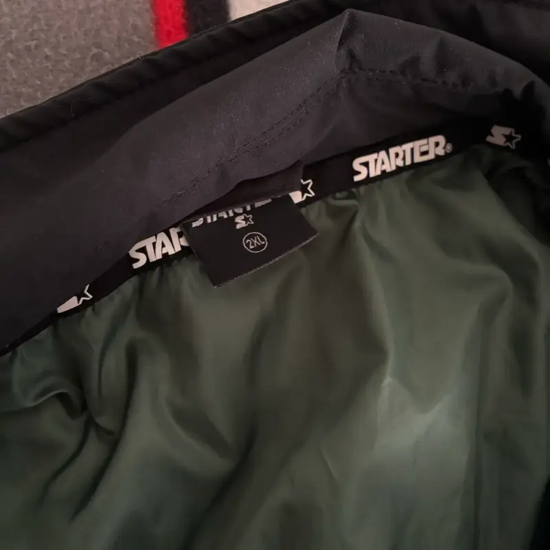 Chaqueta negra Starter con forro verde - 4