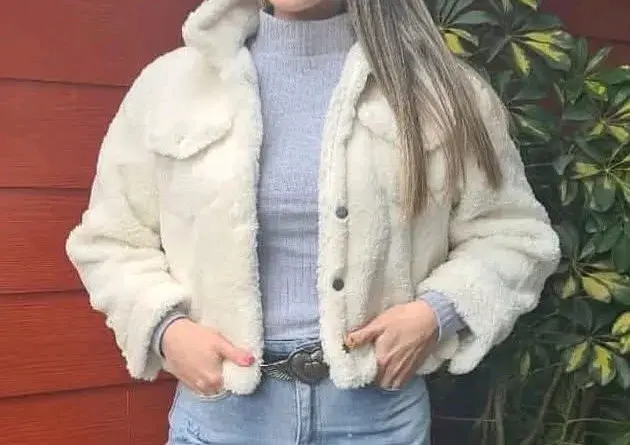 Chaqueta de piel sintética blanca para mujer