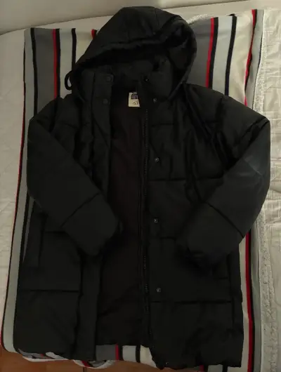 Abrigo negro con capucha para invierno - miniatura 1