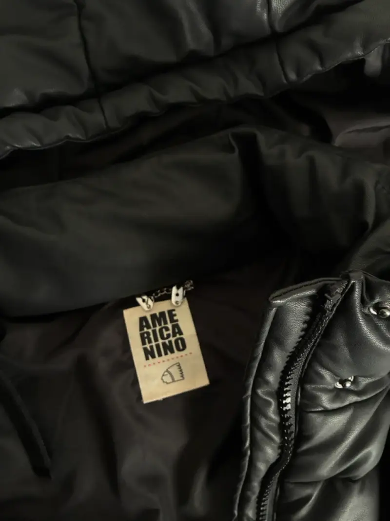 Abrigo negro con capucha para invierno - 2