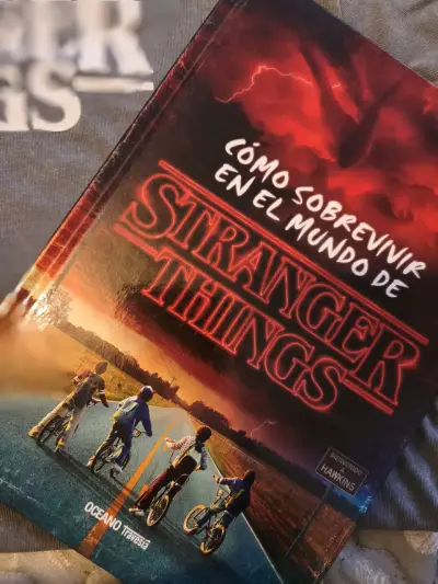 Libro 'Cómo sobrevivir en el mundo de Stranger Things' - miniatura 1