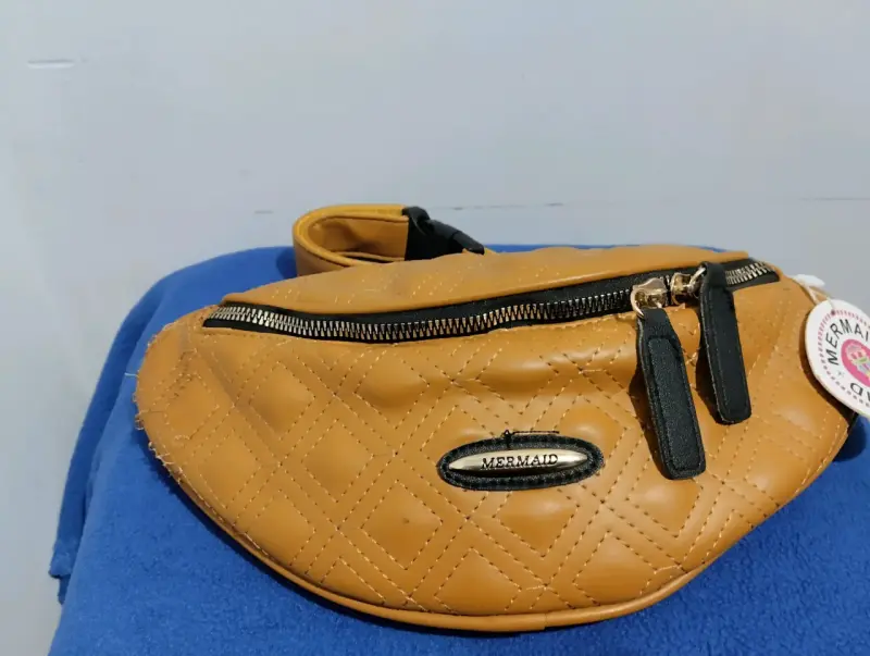 Riñonera de cuero sintético color camel Mermaid