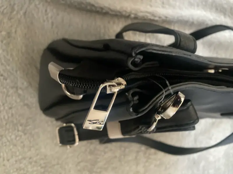 Cartera negra de cuero con correa ajustable - 2