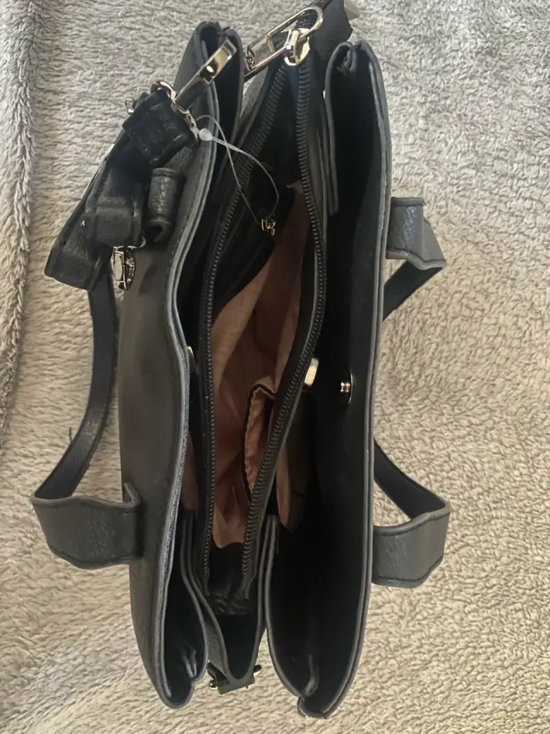 Cartera negra de cuero con correa ajustable - 4