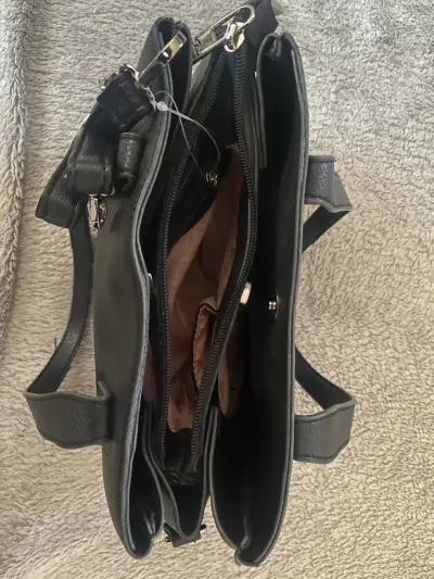 Cartera negra de cuero con correa ajustable - miniatura 4