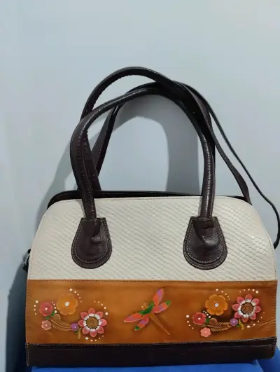 Bolso de cuero con diseño floral y libélula - miniatura 1