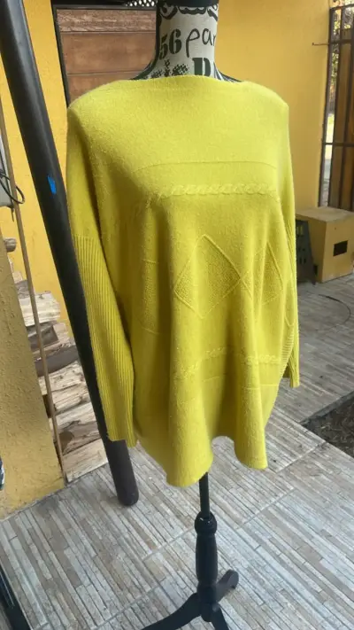 Suéter amarillo de lana para mujer - miniatura 1