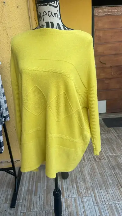 Suéter amarillo de lana para mujer - miniatura 2
