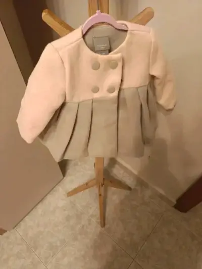 Abrigo infantil beige con botones - miniatura 1