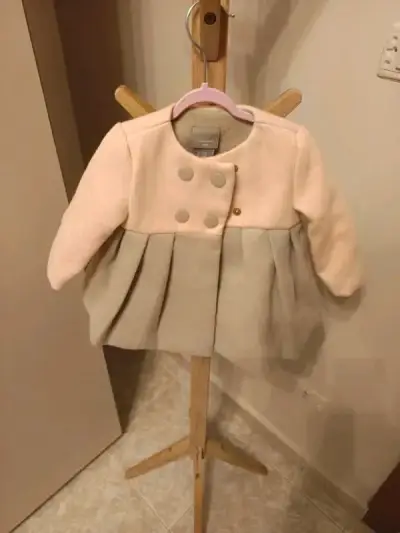 Abrigo infantil beige con botones - miniatura 3